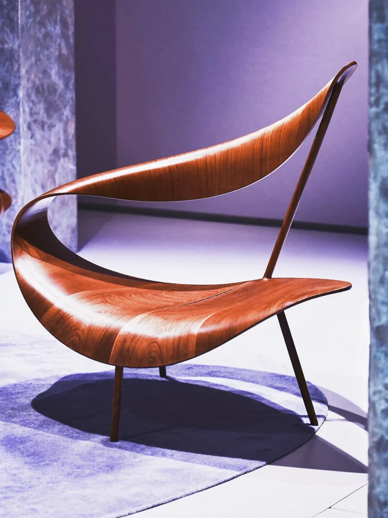 Studio illustrato di poltrona scultorea in legno curvato